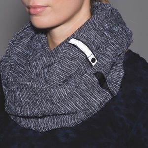 LULULEMON Vinyasa Wrap / Scarf Coco Black White